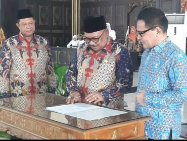 (Tengah) Drs Fathurohman dilantil sebagai ketua Dewan Pimpinan Kabupaten (DPK) APINDO Jombang, 2026 - 2031, di pendop pemkab Jombang, Kamis, 4 Juni 2026. Foto: swarajombang.com/ priyo suwarno