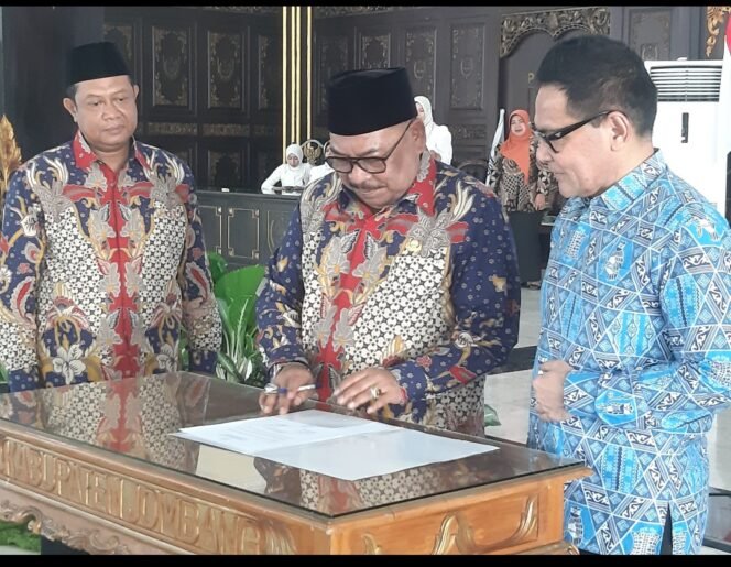 
					(Tengah) Drs Fathurohman dilantil sebagai ketua Dewan Pimpinan Kabupaten (DPK) APINDO Jombang, 2026 - 2031, di pendop pemkab Jombang, Kamis, 4 Juni 2026. Foto: swarajombang.com/ priyo suwarno