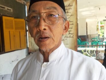 Masfiin, 68, ketua panitia Peringatan Hari Lahir ke - 124 Ir. Soekarno alias Bung Karno, Titik Nol, Rejoagung, Ploso, Jombang. Foto: swarajombang.com/ priyo suwarno
