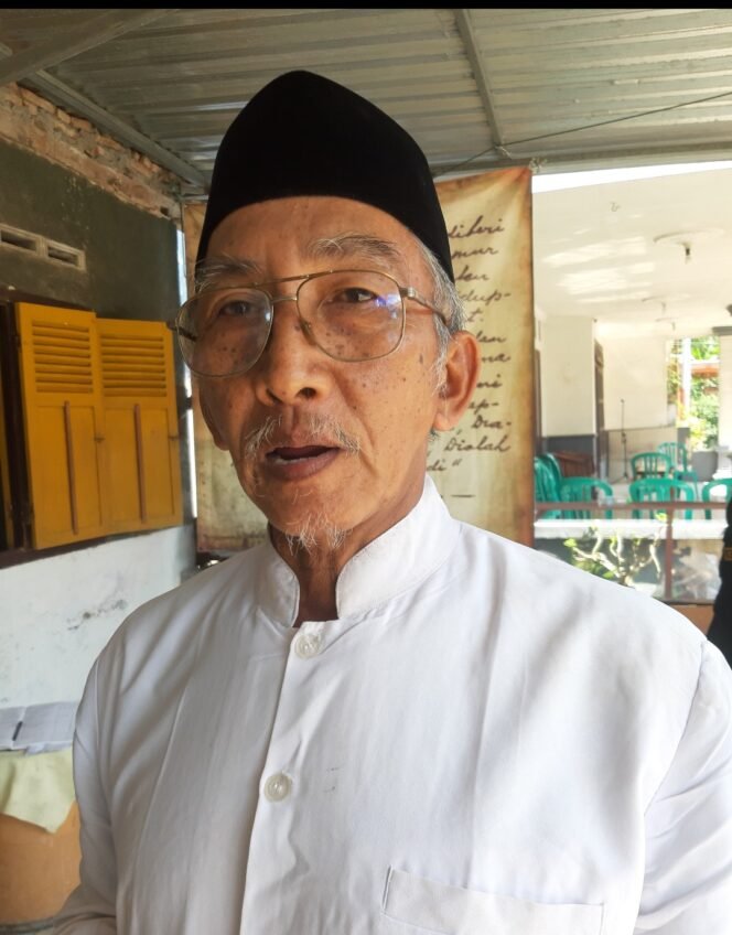 
					Masfiin, 68, ketua panitia Peringatan Hari Lahir ke - 124 Ir. Soekarno alias Bung Karno, Titik Nol, Rejoagung, Ploso, Jombang. Foto: swarajombang.com/ priyo suwarno
