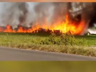 Sebuah bangunan kandang ayam ludes terbakar di Dusun Bantengan, Desa Tanjunggunung, Kecamatan Peterongan, Kabupaten Jombang, Jawa Timur.

Peristiwa nahas ini terjadi pada Kamis (4/6/2026) siang. Foto: pojok_update