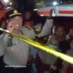 Polisi melakukan olah tempat kejadian perkara ( TKP) temuan sesosok jasad wanita di Situbondo, korban ketegaan suami yang dibakar perasaan cemburilu buta. Foto: instagram@surya_malang