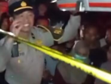 Polisi melakukan olah tempat kejadian perkara ( TKP) temuan sesosok jasad wanita di Situbondo, korban ketegaan suami yang dibakar perasaan cemburilu buta. Foto: instagram@surya_malang
