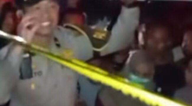 Polisi melakukan olah tempat kejadian perkara ( TKP) temuan sesosok jasad wanita di Situbondo, korban ketegaan suami yang dibakar perasaan cemburilu buta. Foto: instagram@surya_malang