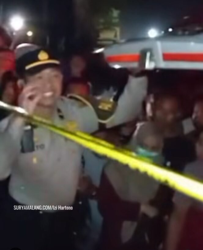 
					Polisi melakukan olah tempat kejadian perkara ( TKP) temuan sesosok jasad wanita di Situbondo, korban ketegaan suami yang dibakar perasaan cemburilu buta. Foto: instagram@surya_malang