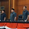 Rapat Paripurna DPRD Jombang, dengan agenda jawab bupati Warsubi atas pertanyaan para fraksi membahas Ranperda Penyelenggaraan Jasa, di gedung dewan, Senin 8 Juni 2026. Foto: ist