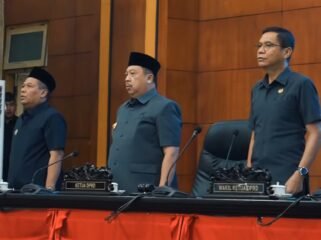 Rapat Paripurna DPRD Jombang, dengan agenda jawab bupati Warsubi atas pertanyaan para fraksi membahas Ranperda Penyelenggaraan Jasa, di gedung dewan, Senin 8 Juni 2026. Foto: ist