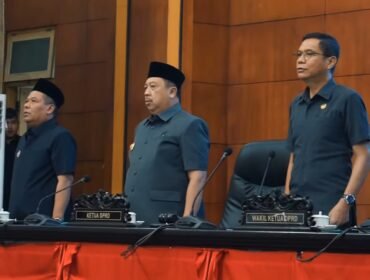 Rapat Paripurna DPRD Jombang, dengan agenda jawab bupati Warsubi atas pertanyaan para fraksi membahas Ranperda Penyelenggaraan Jasa, di gedung dewan, Senin 8 Juni 2026. Foto: ist