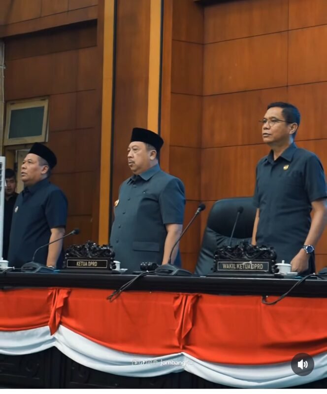 
					Rapat Paripurna DPRD Jombang, dengan agenda jawab bupati Warsubi atas pertanyaan para fraksi membahas Ranperda Penyelenggaraan Jasa, di gedung dewan, Senin 8 Juni 2026. Foto: ist