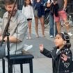 Saat Leona melonjak lonjak ingin meraih mic, bocah 2 tahun bikin dunia terpesono oleh nyanyannya Let It Go dari Frozen. Foto: instagram@emilio_piano