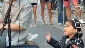 Saat Leona melonjak lonjak ingin meraih mic, bocah 2 tahun bikin dunia terpesono oleh nyanyannya Let It Go dari Frozen. Foto: instagram@emilio_piano