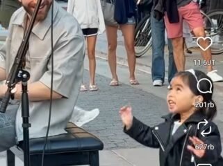 Saat Leona melonjak lonjak ingin meraih mic, bocah 2 tahun bikin dunia terpesono oleh nyanyannya Let It Go dari Frozen. Foto: instagram@emilio_piano 