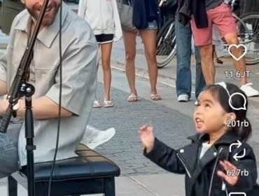 Saat Leona melonjak lonjak ingin meraih mic, bocah 2 tahun bikin dunia terpesono oleh nyanyannya Let It Go dari Frozen. Foto: instagram@emilio_piano 