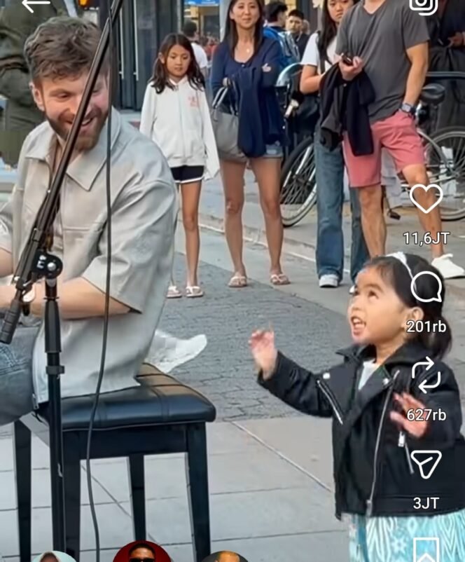 
					Saat Leona melonjak lonjak ingin meraih mic, bocah 2 tahun bikin dunia terpesono oleh nyanyannya Let It Go dari Frozen. Foto: instagram@emilio_piano 