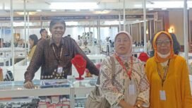 (Kiri) R Sutoyo BSc sedang mengikuti pemeran perhiasan emas dan perak, sebagai pengggas utama pameran perhiasan emas internasional di hotel Sangrila, Surabaya. Foto: koleksi pribadi