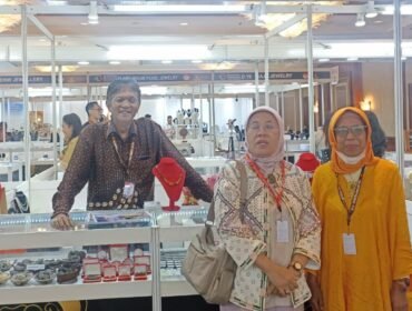 (Kiri) R Sutoyo BSc sedang mengikuti pemeran perhiasan emas dan perak, sebagai pengggas utama pameran perhiasan emas internasional di hotel Sangrila, Surabaya. Foto: koleksi pribadi