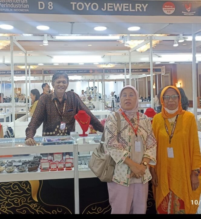 
					(Kiri) R Sutoyo BSc sedang mengikuti pemeran perhiasan emas dan perak, sebagai pengggas utama pameran perhiasan emas internasional di hotel Sangrila, Surabaya. Foto: koleksi pribadi