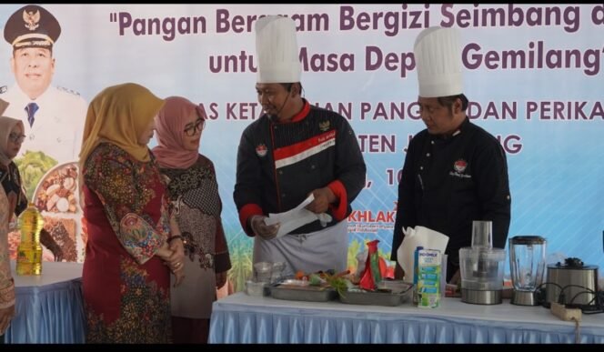 
					Pemkab Jombang melalui DKPP menggelar aksi  edukasi peningkatan konsumsi gizi melaluo Gema BISA. Foto: diskominfo pemkab jombang