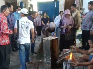 Empat doktor dari Universiti Teknologi MARA Malaysua didampingi dari tim Prodi Manajemen Unair melakukan studi ekonomi desa di Plumbon Gambang, Gudo, Jombang, Kamis, 11 Juni 2026. Foto: swarajombang.com/priyo suwarno