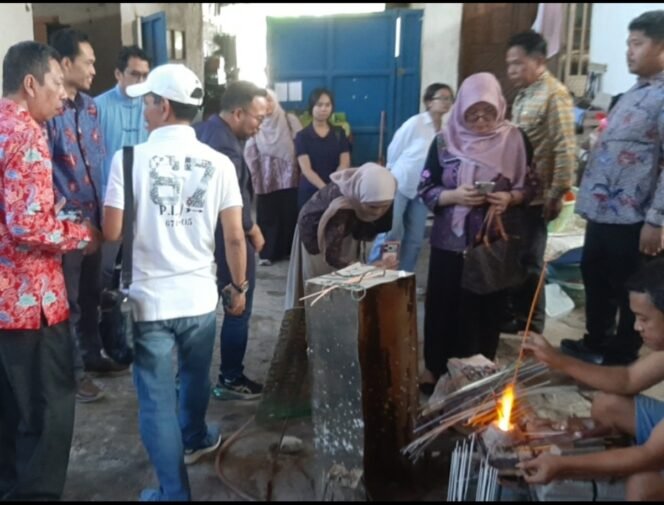 
					Empat doktor dari Universiti Teknologi MARA Malaysua didampingi dari tim Prodi Manajemen Unair melakukan studi ekonomi desa di Plumbon Gambang, Gudo, Jombang, Kamis, 11 Juni 2026. Foto: swarajombang.com/priyo suwarno