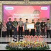 Bupati Jombang, H Warsubi menyematkan tag resmi bagi petugas pelaksanan Sensus Ekonomi 2026, Kamis, 11 Juni 2026. Foto: diskominfo pemkab jombang