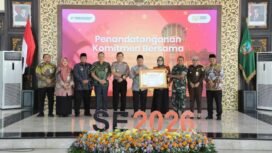 Bupati Jombang, H Warsubi menyematkan tag resmi bagi petugas pelaksanan Sensus Ekonomi 2026, Kamis, 11 Juni 2026. Foto: diskominfo pemkab jombang