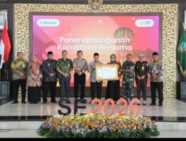 Bupati Jombang, H Warsubi menyematkan tag resmi bagi petugas pelaksanan Sensus Ekonomi 2026, Kamis, 11 Juni 2026. Foto: diskominfo pemkab jombang
