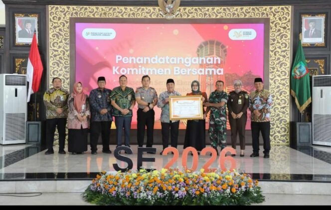 
					Bupati Jombang, H Warsubi menyematkan tag resmi bagi petugas pelaksanan Sensus Ekonomi 2026, Kamis, 11 Juni 2026. Foto: diskominfo pemkab jombang