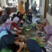 Sebanyak 21 ibu ibu warga desa Plumbon Gambang, Gudo, Jombang, mendapat pelatihan membuat kripik pisang dan tahu krispi. Di pendopo desa, Kamis-Jumat, 11-12 Juni 2026. Foto: swarajombang.com/ priyo suwarno