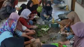 Sebanyak 21 ibu ibu warga desa Plumbon Gambang, Gudo, Jombang, mendapat pelatihan membuat kripik pisang dan tahu krispi. Di pendopo desa, Kamis-Jumat, 11-12 Juni 2026. Foto: swarajombang.com/ priyo suwarno