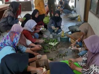 Sebanyak 21 ibu ibu warga desa Plumbon Gambang, Gudo, Jombang, mendapat pelatihan membuat kripik pisang dan tahu krispi. Di pendopo desa, Kamis-Jumat, 11-12 Juni 2026. Foto: swarajombang.com/ priyo suwarno