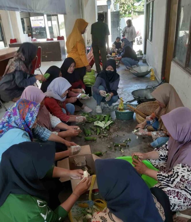 
					Sebanyak 21 ibu ibu warga desa Plumbon Gambang, Gudo, Jombang, mendapat pelatihan membuat kripik pisang dan tahu krispi. Di pendopo desa, Kamis-Jumat, 11-12 Juni 2026. Foto: swarajombang.com/ priyo suwarno