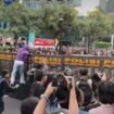 Adu dorong, saat pasukan keamanan menahan massa aksi dari mahasiswa UI, ketika akan memasuki kawasan bundaran HI, Jakarta Pusat, Jumat malam 12 Juni 2026. Foto: ist