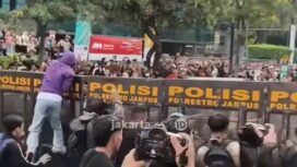 Adu dorong, saat pasukan keamanan menahan massa aksi dari mahasiswa UI, ketika akan memasuki kawasan bundaran HI, Jakarta Pusat, Jumat malam 12 Juni 2026. Foto: ist