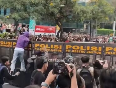 Adu dorong, saat pasukan keamanan menahan massa aksi dari mahasiswa UI, ketika akan memasuki kawasan bundaran HI, Jakarta Pusat, Jumat malam 12 Juni 2026. Foto: ist