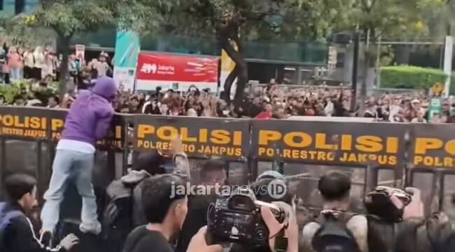 Adu dorong, saat pasukan keamanan menahan massa aksi dari mahasiswa UI, ketika akan memasuki kawasan bundaran HI, Jakarta Pusat, Jumat malam 12 Juni 2026. Foto: ist