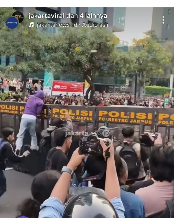 
					Adu dorong, saat pasukan keamanan menahan massa aksi dari mahasiswa UI, ketika akan memasuki kawasan bundaran HI, Jakarta Pusat, Jumat malam 12 Juni 2026. Foto: ist