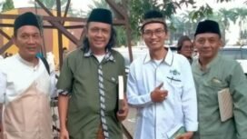 Ketua Lesbumi Pusat Muhamad Jadul Maula (No.2 dari kiri) dan Riadi Ngsiran Ketua Lesbumi Jatim (No. 3 dari kiri) diapit oleh dua peserta Muktamar Lesbumi, di Tambakberas, Jombang, 11-14 Juni 2026. Foto: panitia muktamar lesbumi nu