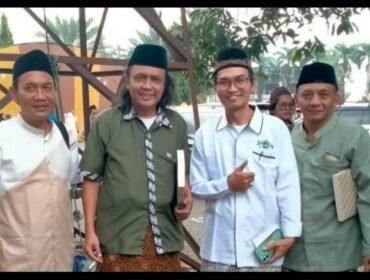 Ketua Lesbumi Pusat Muhamad Jadul Maula (No.2 dari kiri) dan Riadi Ngsiran Ketua Lesbumi Jatim (No. 3 dari kiri) diapit oleh dua peserta Muktamar Lesbumi, di Tambakberas, Jombang, 11-14 Juni 2026. Foto: panitia muktamar lesbumi nu
