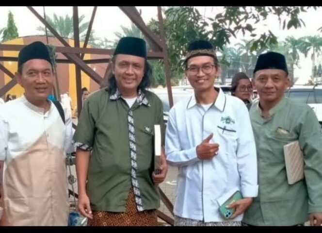 
					Ketua Lesbumi Pusat Muhamad Jadul Maula (No.2 dari kiri) dan Riadi Ngsiran Ketua Lesbumi Jatim (No. 3 dari kiri) diapit oleh dua peserta Muktamar Lesbumi, di Tambakberas, Jombang, 11-14 Juni 2026. Foto: panitia muktamar lesbumi nu