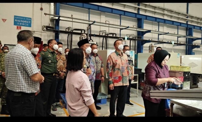 
					Upaya untuk memastikan jaminan hukum dan kemanan kepada investor, Bupati Jombang Warsubi bersama pimpinan Forkopimda Jombang, melakukan kunjungan di dua perusahaan invesator luar negeri PT Canino Industri Indonesia dan PT Cheil Jedang Indonesia, Jumat, 12 Juni 2026. Foto: diskominfo pemkab jombang