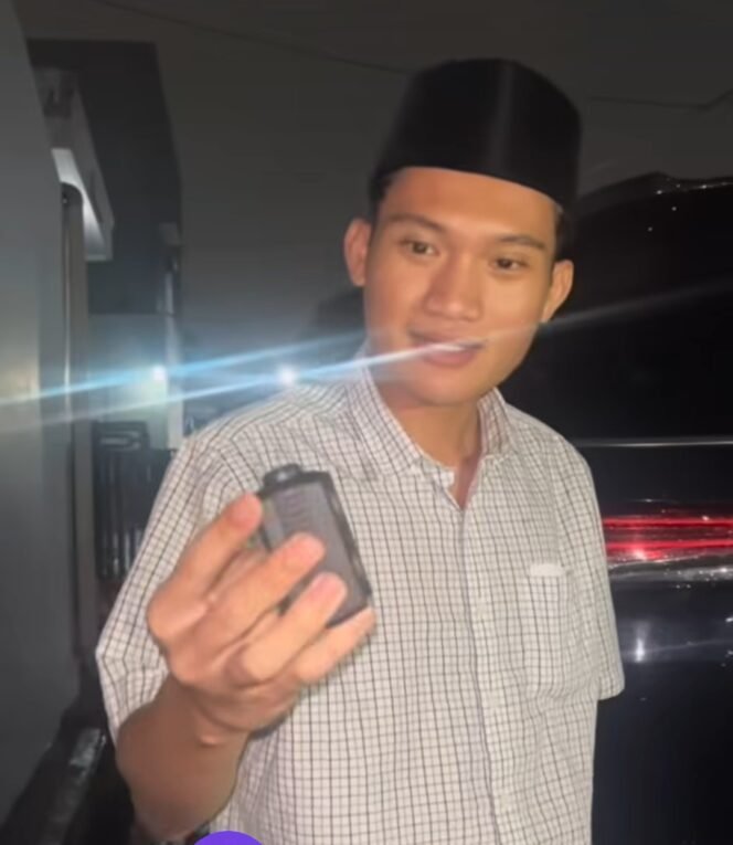 
					Tyo Ardianto temukan alat pelacak jenis PBX Finder di mobilnya, setelah mengikuti aksi massa di Gejayan Yogyakarta, Sabtu malam, 13 Juni 2026. Foto: instagram@tyoardianto_