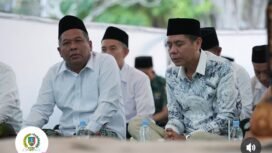 (Kanan) Ketua DPRD Jombang, H Hadi Atnaji berbincang dengan Wakil Bupati Kh Salmanudin Yazid pada acara doa bersama menyambut tahun baru Hijriah 1448 di pendopo Pemkab Jombang. Foto: instagram@ketuadprdjombang