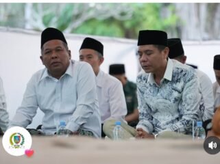 (Kanan) Ketua DPRD Jombang, H Hadi Atnaji berbincang dengan Wakil Bupati Kh Salmanudin Yazid pada acara doa bersama menyambut tahun baru Hijriah 1448 di pendopo Pemkab Jombang. Foto: instagram@ketuadprdjombang