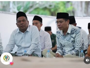 (Kanan) Ketua DPRD Jombang, H Hadi Atnaji berbincang dengan Wakil Bupati Kh Salmanudin Yazid pada acara doa bersama menyambut tahun baru Hijriah 1448 di pendopo Pemkab Jombang. Foto: instagram@ketuadprdjombang