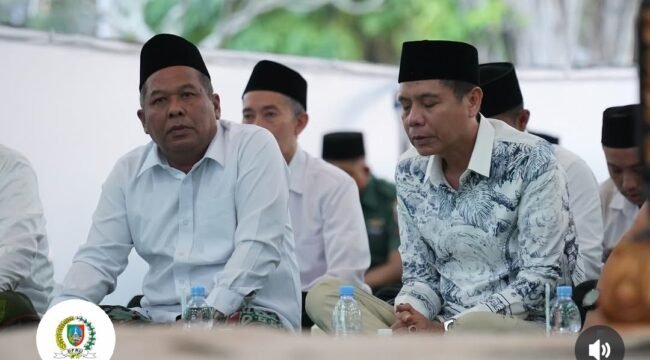 (Kanan) Ketua DPRD Jombang, H Hadi Atnaji berbincang dengan Wakil Bupati Kh Salmanudin Yazid pada acara doa bersama menyambut tahun baru Hijriah 1448 di pendopo Pemkab Jombang. Foto: instagram@ketuadprdjombang