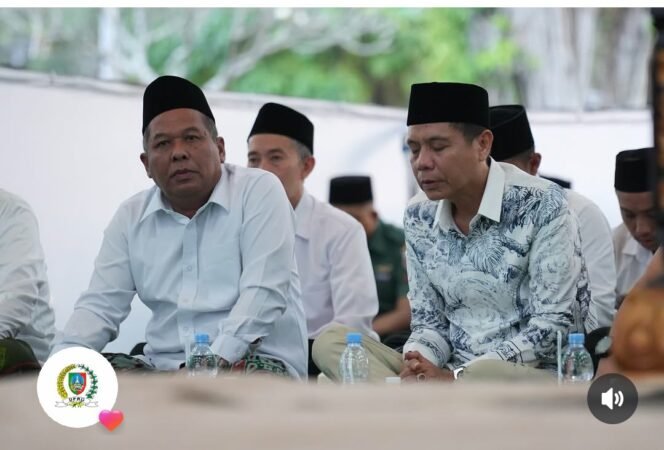 
					(Kanan) Ketua DPRD Jombang, H Hadi Atnaji berbincang dengan Wakil Bupati Kh Salmanudin Yazid pada acara doa bersama menyambut tahun baru Hijriah 1448 di pendopo Pemkab Jombang. Foto: instagram@ketuadprdjombang