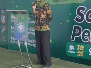 Kabid Perdayaan Sosial Dinas Sosial Pemkab Jombang, Dya Lantasi mewakili kepala Dinsos, memberikan sambutan acara sosilisasi pembinaan pengelolaan lembaga sosial, di MCC Muhammadiyad LKSA Yatim, Jombang, LKSA. Foto: swarajombang.com/ priyo suwarno