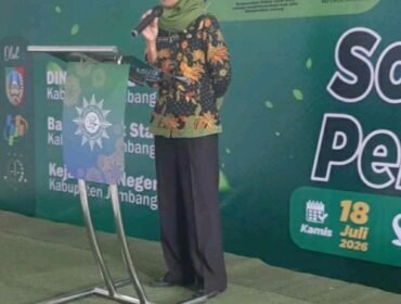 Kabid Perdayaan Sosial Dinas Sosial Pemkab Jombang, Dya Lantasi mewakili kepala Dinsos, memberikan sambutan acara sosilisasi pembinaan pengelolaan lembaga sosial, di MCC Muhammadiyad LKSA Yatim, Jombang, LKSA. Foto: swarajombang.com/ priyo suwarno