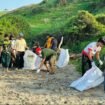 Sebanyak 50 peserta Tour de Mawil-4, melakukan pembersihan pantai konservasi penyu Tatar Sepang, Sumbawa Barat. Foto: ist